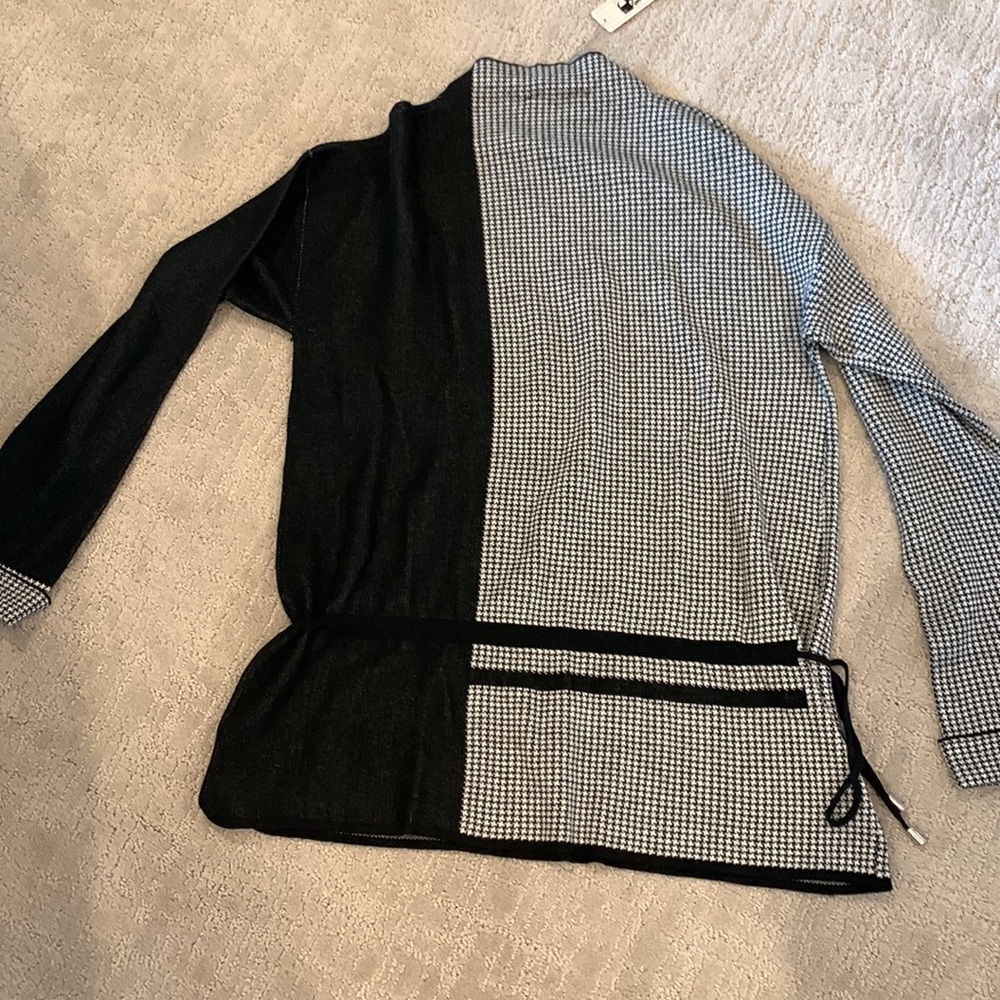 Sweater • - Picture 4 of 7